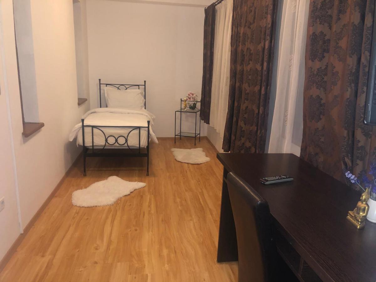 Happy Hotel